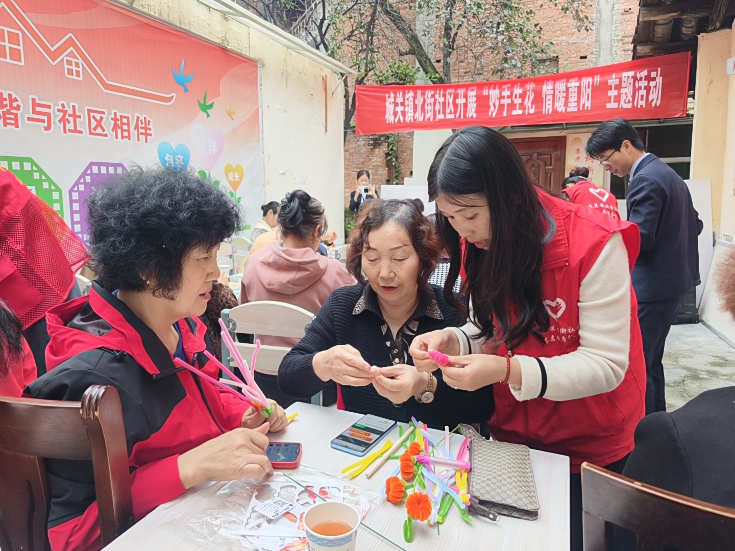 汉阴县城关镇北街社区：妙手生花  情暖重阳